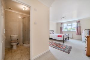 Ensuite - click for photo gallery